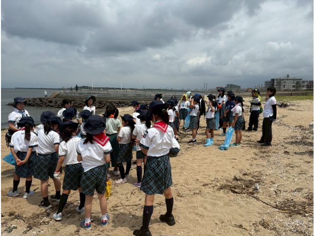 106・23・64・95・97のスカウト達と関係者（総勢60人）で海岸の清掃活動をしました！
