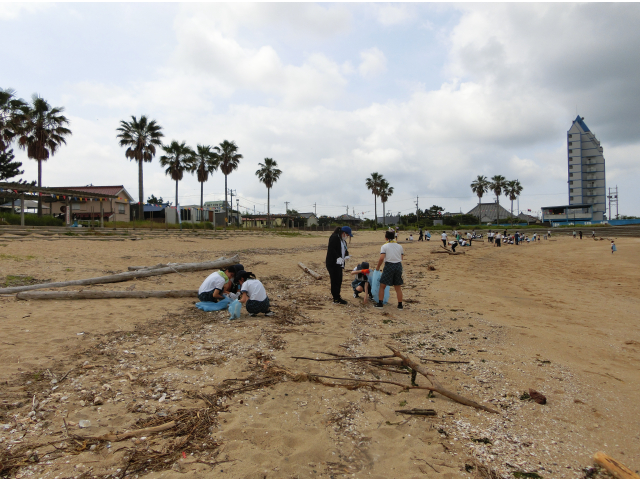 砂浜のきれいな海水浴場と夕日がきれいに見えるビュースポットで有名な場所です。