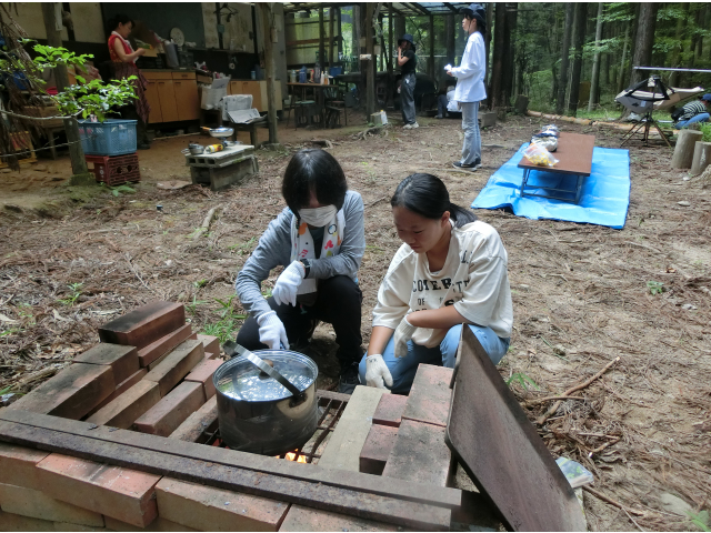 かまどで調理。慣れた手つきで安心です。