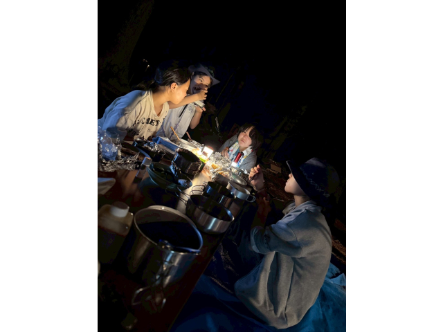 暗くなってもランタンの灯りで話が弾みます。