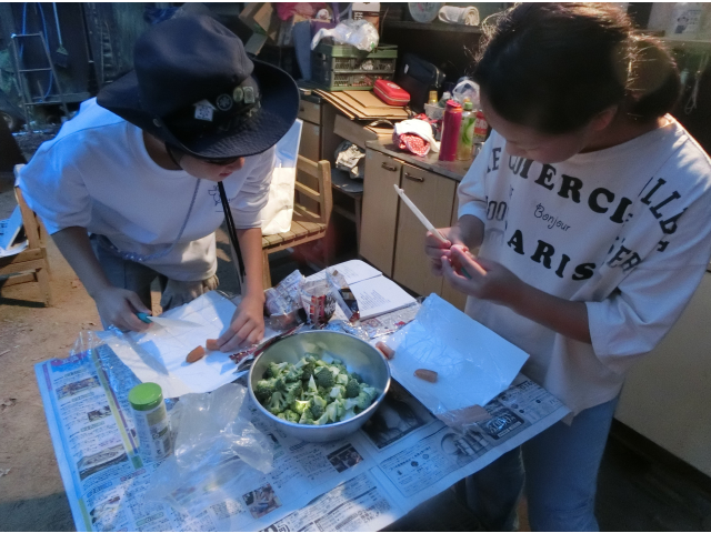 材料も自分たちで切って調理します。