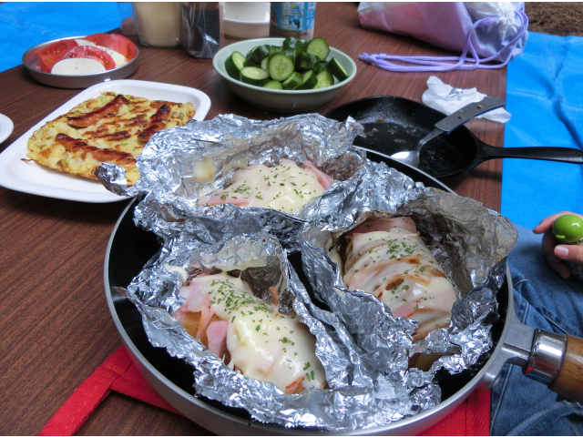 持ち寄りで美味しそうな料理ができました！