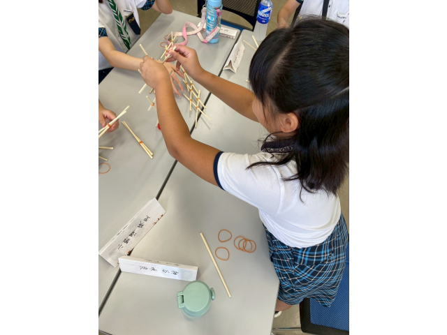割りばしと輪ゴムを使って工作をします。