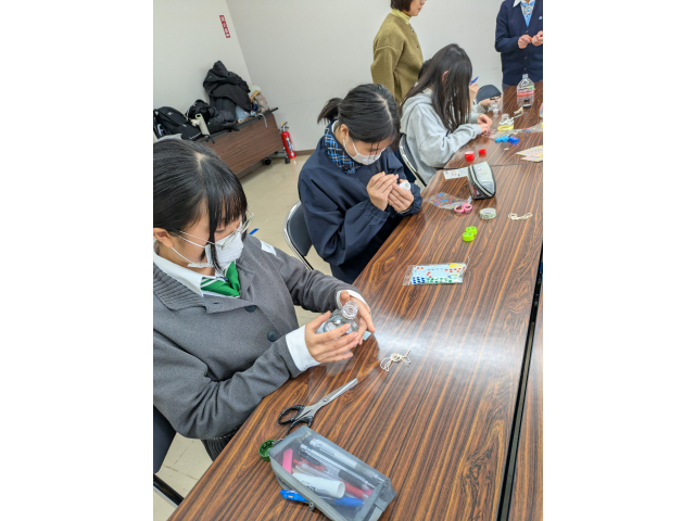 シールやペンでデコレーションしてオリジナル駒の完成です