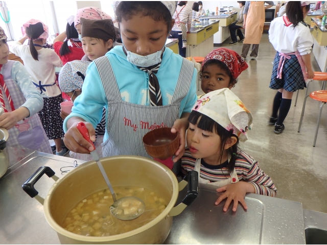 お味噌汁作ってもらいました。よそってあげるよ！