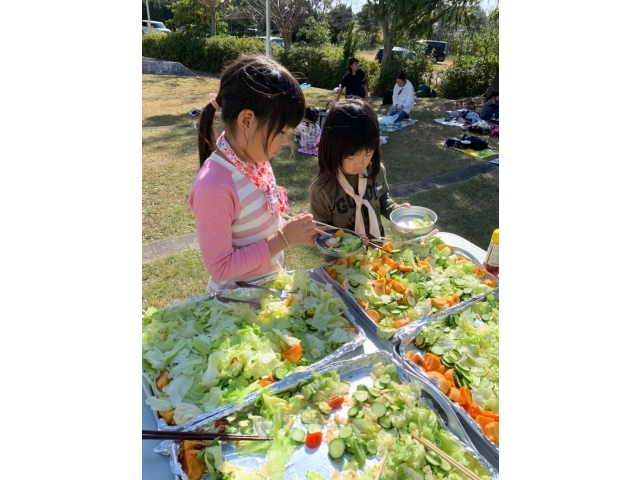 甘い物ばかりでは･･･。
野菜サラダも食べよう。