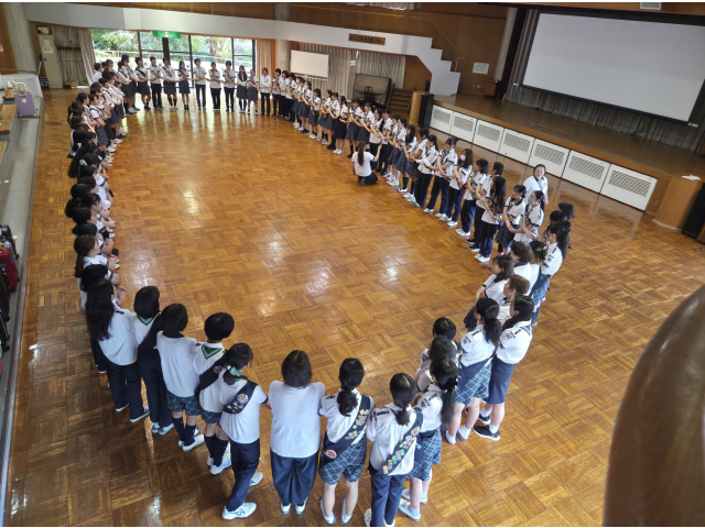 ガールスカウトの集会の終わりに必ず行われる「友情の輪」