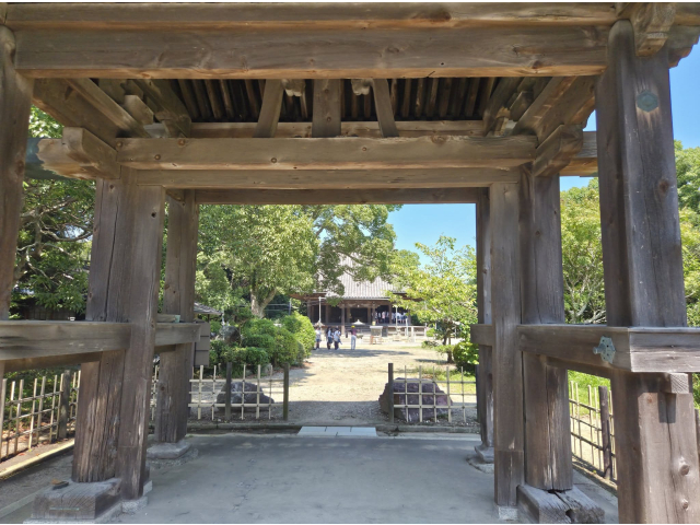 重文指定の建物もある敷地内を、ボランティアガイドの方々が案内してくださいました