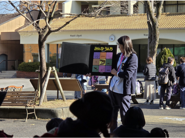 ユーモアいっぱいの絵本で今日の活動のテーマを伝えます