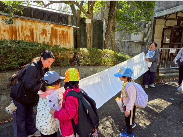 動物のうんちを探して園内を歩きます途中4カ所にポイントがあり、楽しいチャレンジタイムです