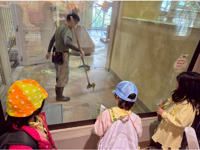 お部屋のおそうじしているね！うんち、あるかな？