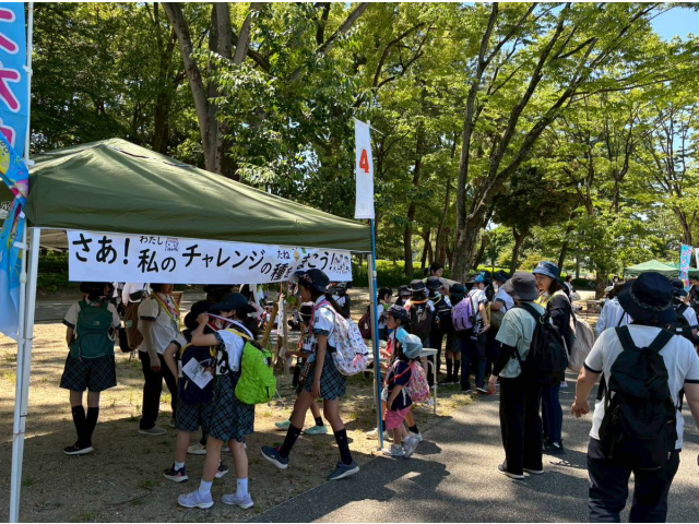 名城公園・芝生広場に沿って作られた8つのポイントを巡りました。